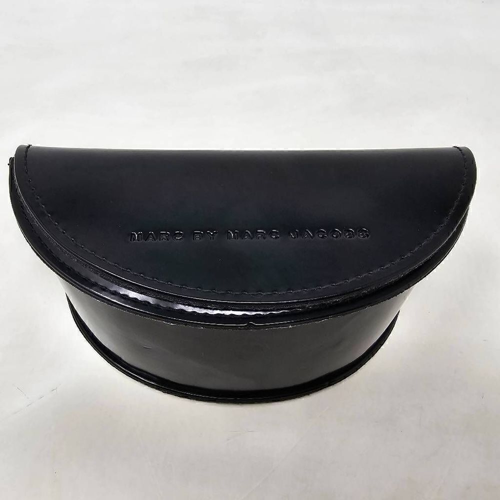 MARC BY MARC JACOBS BLACK EYEGLASS SUNGLASS CASE HALF CIRCLE SHAPE MAGNET CLOSE